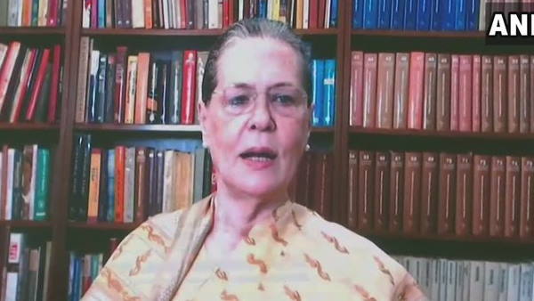 हाथरस मामले को लेकर सरकार पर उठाए सवाल