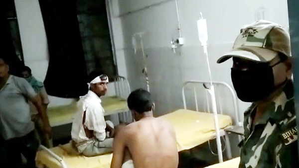 एक लड़की को पकड़ दो लड़कों ने किया गैंगरेप एक लड़की को पकड़ दो लड़कों ने किया गैंगरेप