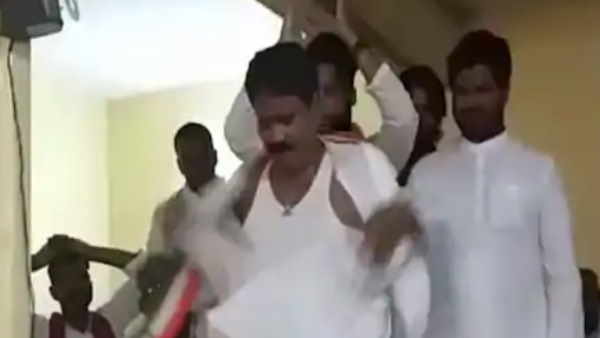 bihar assembly election 2020 samastipur rosra congress candidate teared his cloth during meeting bihar assembly election 2020 samastipur rosra congress candidate teared his cloth during meeting