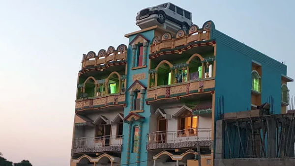 घर की छत पर कार जैसी टंकी