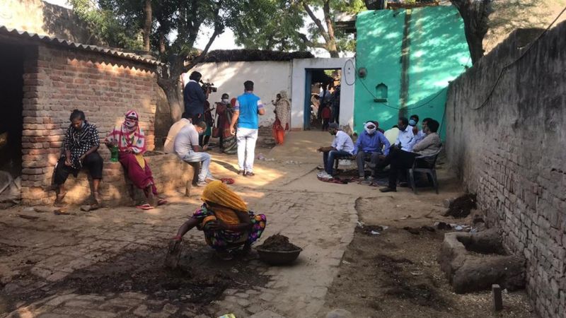 हाथरस मामला: परिवार को मेडिकल रिपोर्ट क्यों नहीं मिली- ग्राउंड रिपोर्ट हाथरस मामला: परिवार को मेडिकल रिपोर्ट क्यों नहीं मिली- ग्राउंड रिपोर्ट