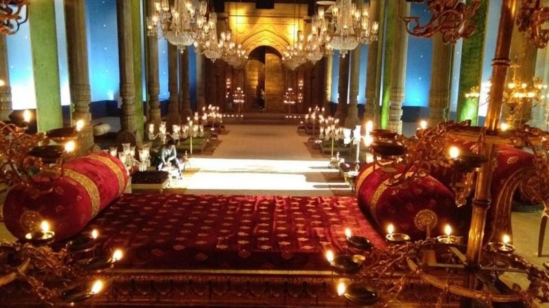 लाइट, कैमरा, सैनिटाइज़र! कोरोना से कितना बदला बॉलीवुड?