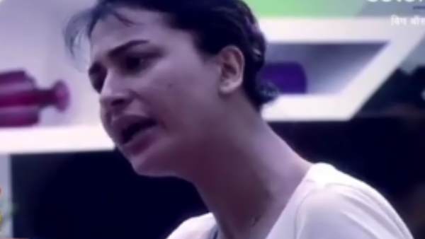 पवित्रा एडजस्ट करने को कहती हैं