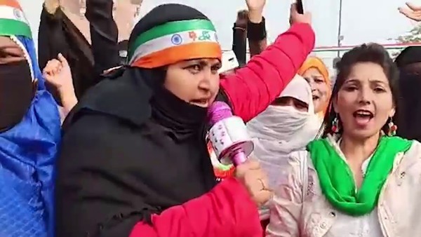 क्या कांग्रेसी है मुनव्वर राना परिवार ?