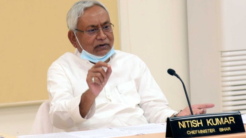 बिहार : एनडीए और महागठबंधन के बीच सीधी टक्कर की ओर चुनाव