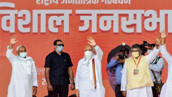 मोदी बोल रहे थे नीतीश चुप थे- 370 के विरोधी कैसे मांग रहे हैं वोट?