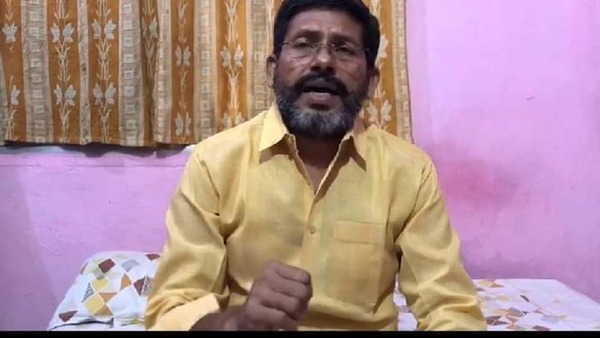 राजद विधायक से पूछा, सड़क क्यों नहीं बनी?