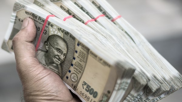 Rs 74 lakhs recovered from a luxury van with UP number of Rohtash resident RJD leader in Patna 