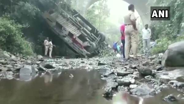nandurbar, maharashtra, Khamchoundar village, bus, bus accident, bus accident in nandurbar, bus fell in gorge in nandurbar, महाराष्ट्र, नंदुरबार, नंदुरबार में बस हादसा, बस खाई में गिरी, खामचुंदर गांव nandurbar, maharashtra, Khamchoundar village, bus, bus accident, bus accident in nandurbar, bus fell in gorge in nandurbar, महाराष्ट्र, नंदुरबार, नंदुरबार में बस हादसा, बस खाई में गिरी, खामचुंदर गांव