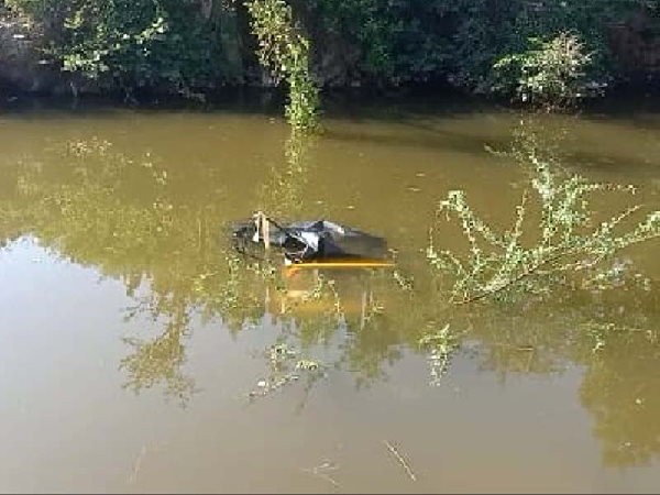 a auto rickshaw falls in deep pond, three child dies