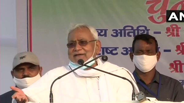 विपक्ष को लिया निशाने पर विपक्ष को लिया निशाने पर