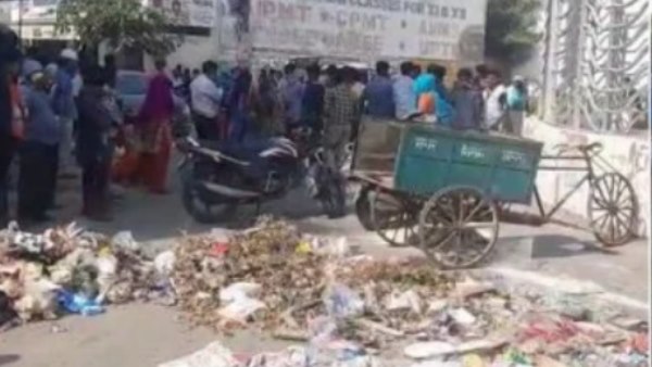 आगरा में सफाई कर्मचारियों ने कार्य बहिष्कार किया