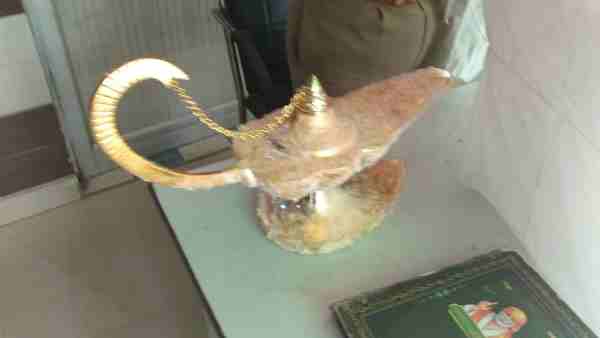 tantrics cheated the doctor in meerut by sending him a fake Aladdin lamp with two and a half crores tantrics cheated the doctor in meerut by sending him a fake Aladdin lamp with two and a half crores