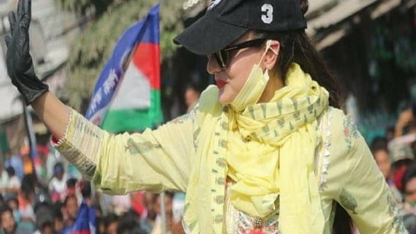 कपड़े फाड़ने के लिए तैयार थी भीड़