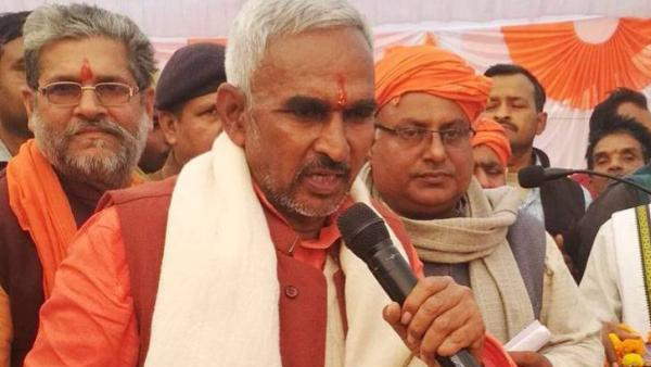 हैदराबाद सांसद ओवैसी को कहा आतंकवादी