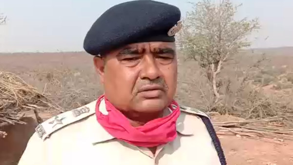 सुरक्षा के लिए आसपास अन्य डकैतों को तैनात कर रखा था