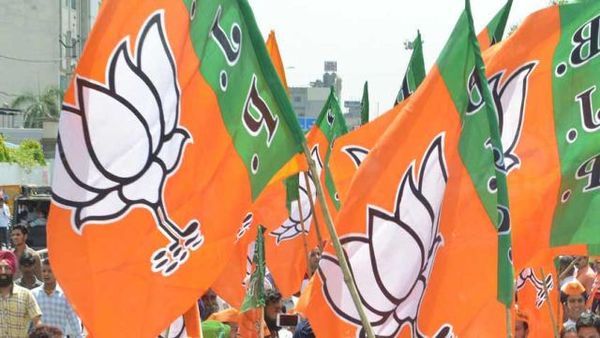  किसी दल ने सोशल साइट्स पर अपने दागी लड़ाकों की कुंडली डाली!