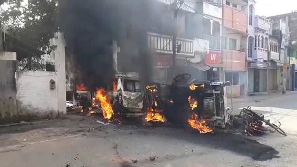 अंत में डीएम-एसपी पर गिरी गाज, आयोग ने दोनों हटाए