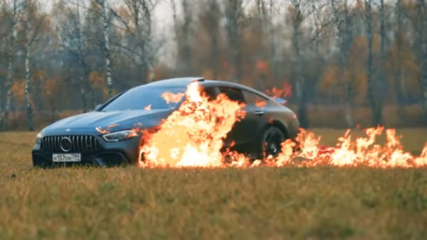 धू-धू कर जलने लगी कार