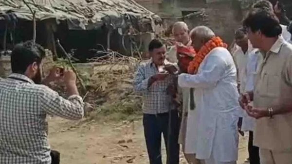 UP by election 2020 ghatampur congress candidate distributed money video viral UP by election 2020 ghatampur congress candidate distributed money video viral