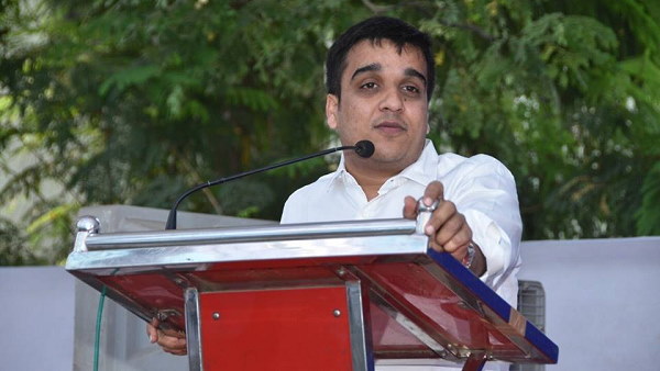 Congress Workers Throw the Garbage In Front Of Surat MLA Harsh Sanghavis Office