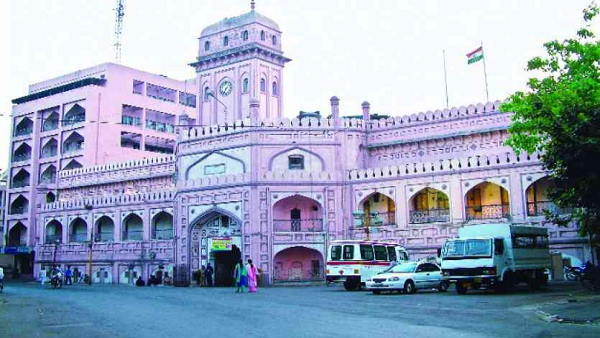 Congress Workers Throw the Garbage In Front Of Surat MLA Harsh Sanghavis Office