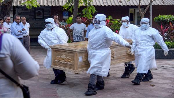 विश्व स्तर पर संक्रमण से हो रहीं मौतें लगभग 5,000 प्रति दिन हो गई हैं विश्व स्तर पर संक्रमण से हो रहीं मौतें लगभग 5,000 प्रति दिन हो गई हैं