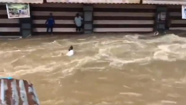 हैदराबाद के कई इलाकों में बाढ़ का कहर