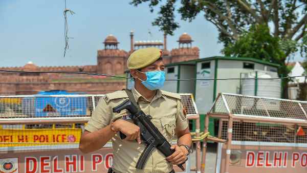 मार्च पाउडर भी फेंका