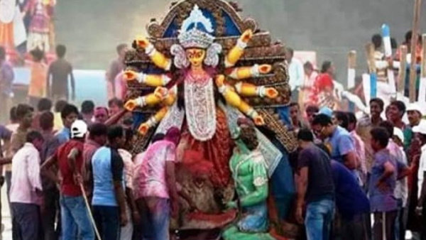 दुर्गा पूजा पंडाल के लिए 80,000 रुपए जुटाए दुर्गा पूजा पंडाल के लिए 80,000 रुपए जुटाए