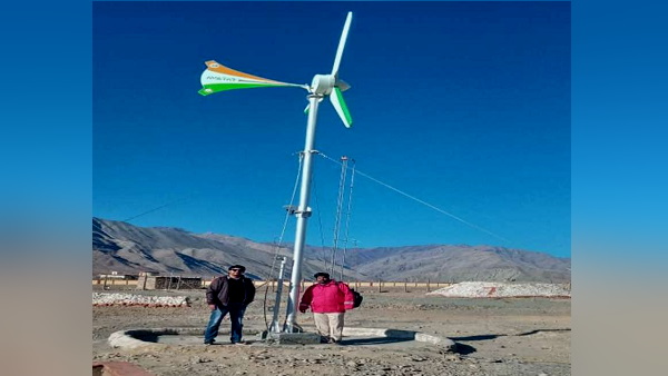 देश में पहली बार लगी ऐसी पवन चक्की देश में पहली बार लगी ऐसी पवन चक्की