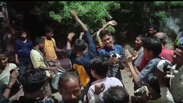 यूपी के सिकंदरपुरा में कुतिया के बच्चों का जन्मोत्सव