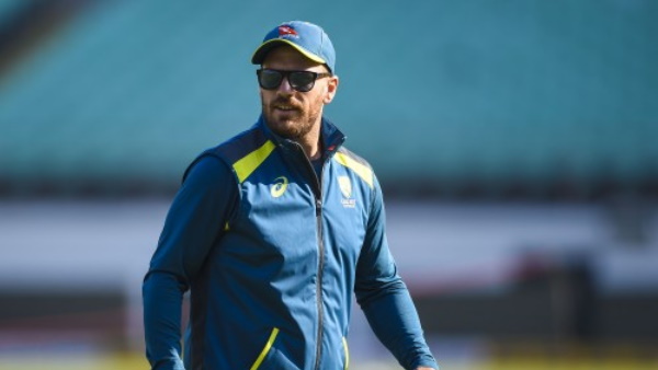 ई-सिगरेट छिपाते दिखे आरोन फिंच