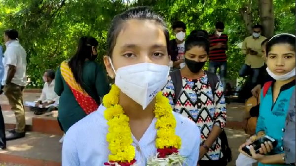 पुलिस ने डिटेइन किया, फिर 5 मिनट में छोड़ा