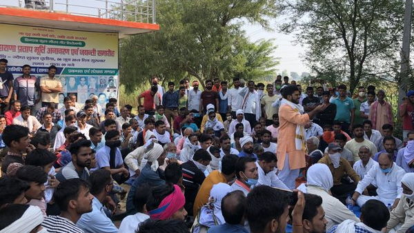 धारा 144 के बाद भी जुटे सैंकड़ों लोग
