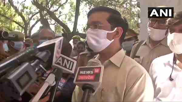 पिता की मांग, दोषियों को फांसी की: डीएम