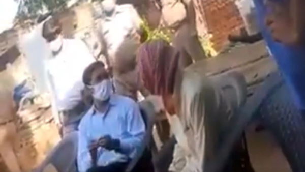 हाथरस डीएम की वीडियो आई है सामने