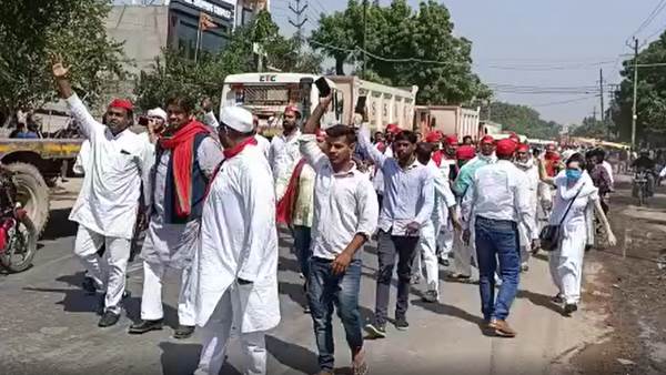 मेरठ में सफाई कर्मचारियों ने हाथ पर काली पट्टी बांधकर दिया धरना