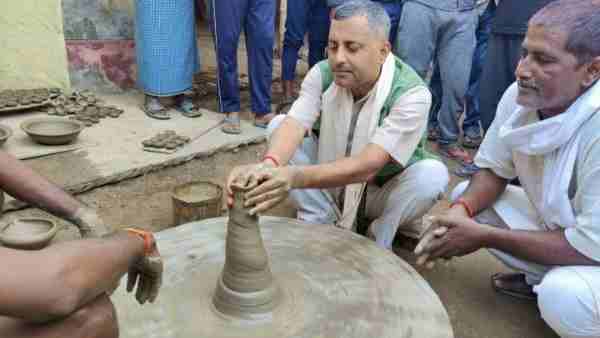 जमीन पर बैठकर डीएम ने खुद बनाए दीए