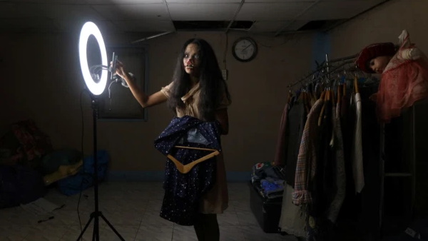 जॉम्बी बनने के बाद बढ़ी कपड़ों की बिक्री