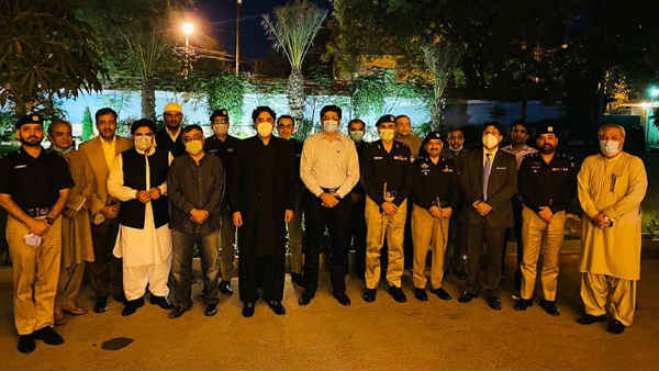 ऑफिसर्स गए छुट्टी पर 