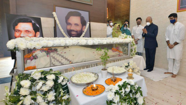 प्रधानमंत्री-राष्ट्रपति ने रामविलास पासवान को दी श्रद्धांजलि प्रधानमंत्री-राष्ट्रपति ने रामविलास पासवान को दी श्रद्धांजलि