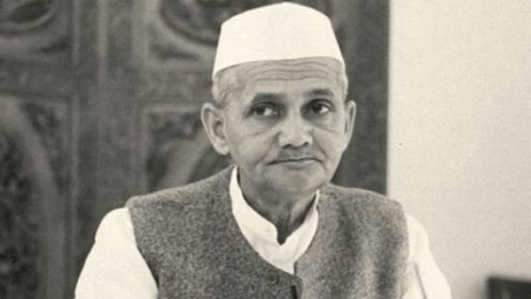 'हमें लड़ने के बजाय गरीबी और अशिक्षा से लड़ना चाहिए'