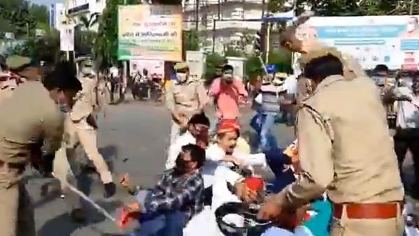 लखनऊ में सपाईयों पर लाठीचार्ज
