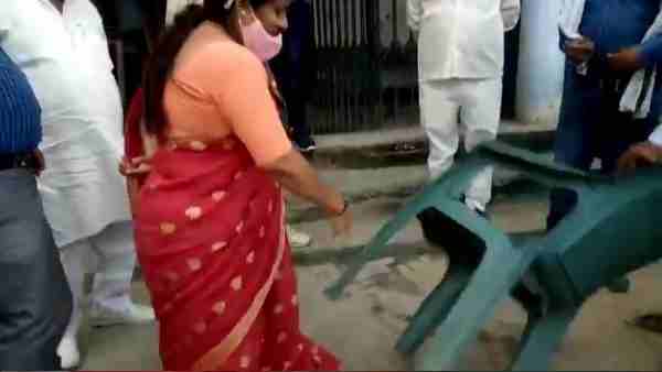 MLA Manju Tyagi slammed the chair angrily at the Paddy Center MLA Manju Tyagi slammed the chair angrily at the Paddy Center