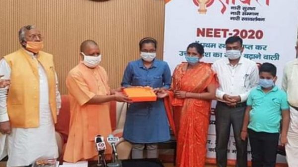 आकांक्षा की पढ़ाई का पूरा खर्च उठाएगी यूपी सरकार आकांक्षा की पढ़ाई का पूरा खर्च उठाएगी यूपी सरकार