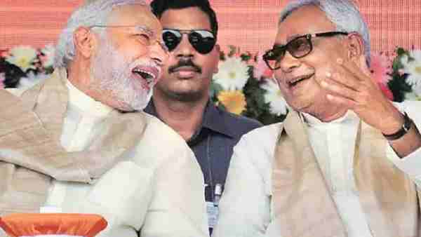 तीन प्री पोल सर्वें में सीटें घटकर भी एनडीए की बढ़त बरकरार