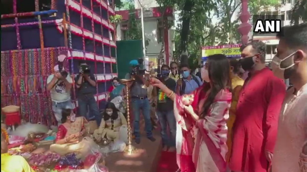 अष्टमी की सुबह सुरूचि संघ के मंडप में पुष्पांजलि देते हुए देखा गया। अष्टमी की सुबह सुरूचि संघ के मंडप में पुष्पांजलि देते हुए देखा गया।