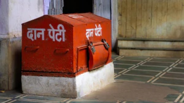 चिट्ठी लिख शख्स ने मंदिर से चुराई दान पेटी चिट्ठी लिख शख्स ने मंदिर से चुराई दान पेटी