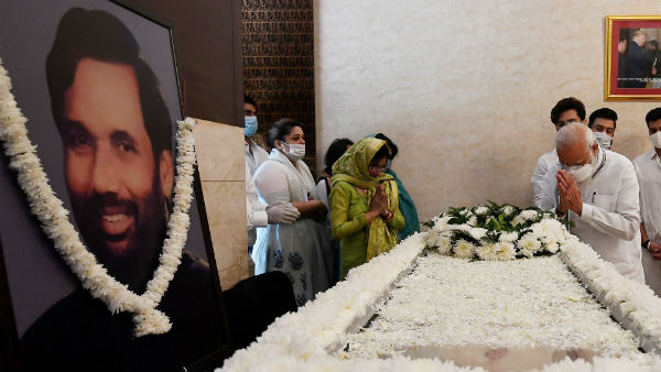 प्रधानमंत्री मोदी,राष्ट्रपति कोविंग ने रामविलास पासवान के आवास पर जाकर दी श्रद्धांजलि प्रधानमंत्री मोदी,राष्ट्रपति कोविंग ने रामविलास पासवान के आवास पर जाकर दी श्रद्धांजलि